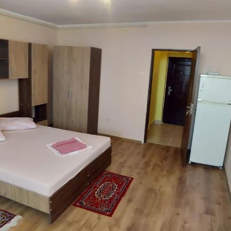 Ferienwohnung Flora Apartament Satu Mare Exterior foto